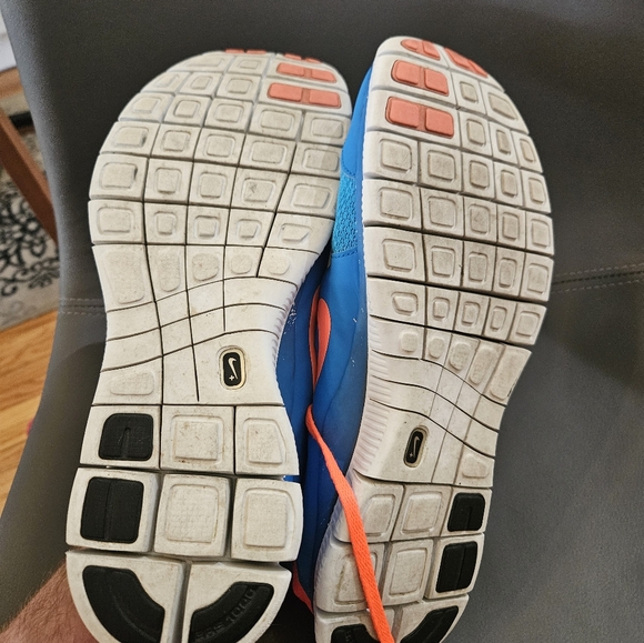 Size 12 nike free shoes - Picture 4 of 4